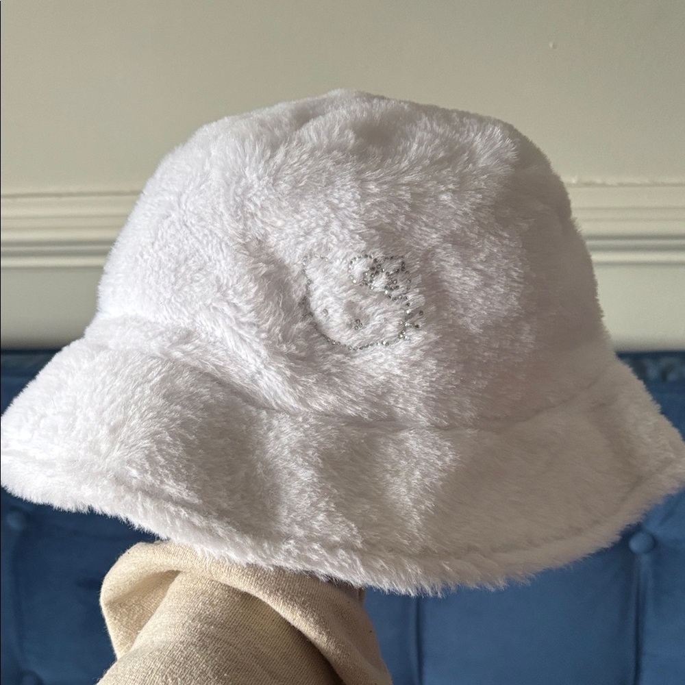 Forever 21 Hello Kitty White Fuzzy Bucket Hat